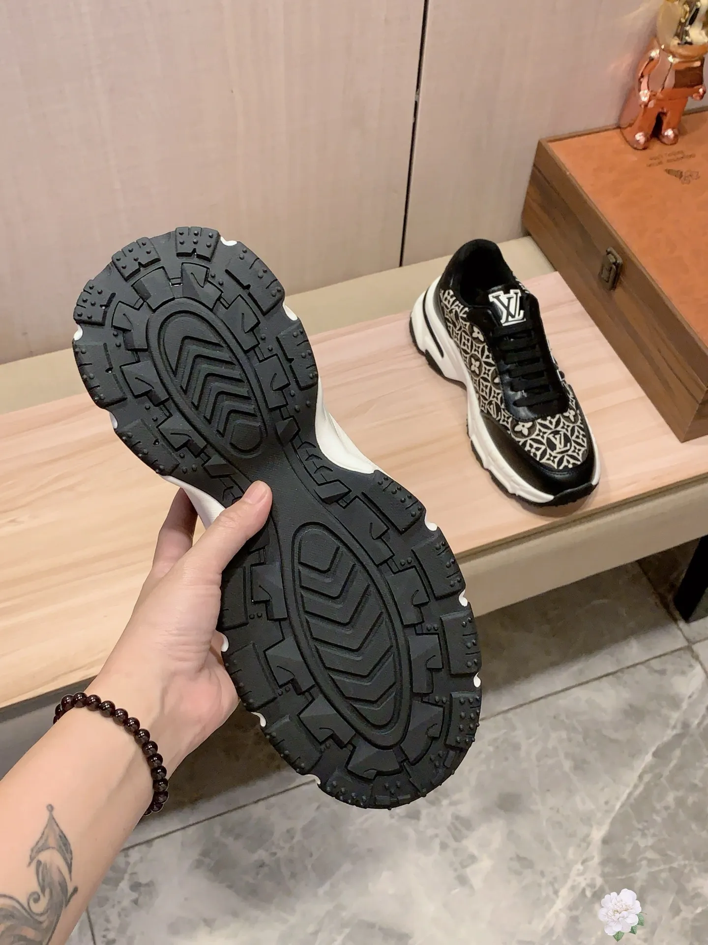 Men's Men's Shoes 💰460💰💰🎩🎩[Lightning][Lightning] "Lv*" The latest and most popular casual shoes, top brands [Seduce] Luxury ~ Purchasing Agency, Top ~ Quality. [Strong] The upper is made of imported breathable cowhide with material ➕ breathable sheepskin feet (•) and fine workmanship. The original stylish and stylish soft rubber wear-resistant and non-slip outsole is light and comfortable on the feet. The real thing looks better when photographed in person. 111: code: 38-44, 3️⃣ colors selected